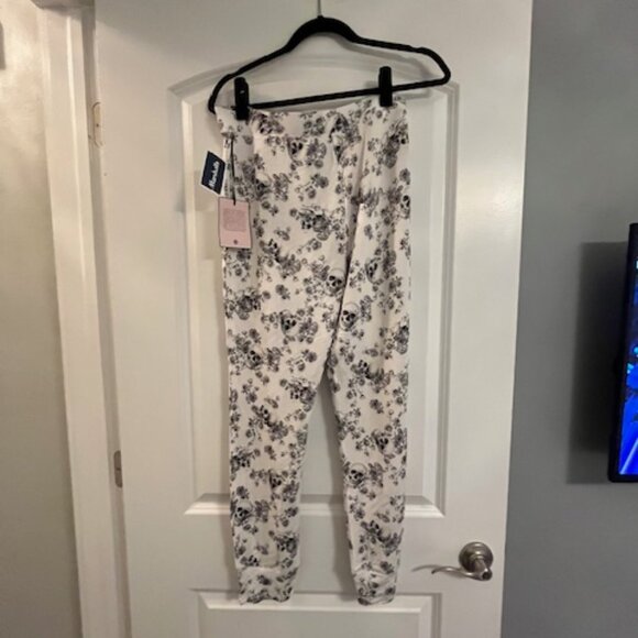 NWT, Tabitha Webb black and white pj bottoms,skull and flower pattern, size L, - Picture 2 of 7